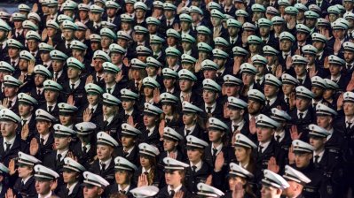 Im Beisein des Ministerpräsidenten: 2.300 neue Polizeibeamte vereidigt
