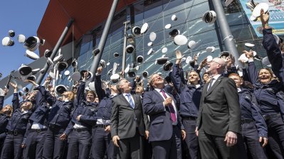 Im Beisein des Ministerpräsidenten: 2.300 neue Polizeibeamte vereidigt