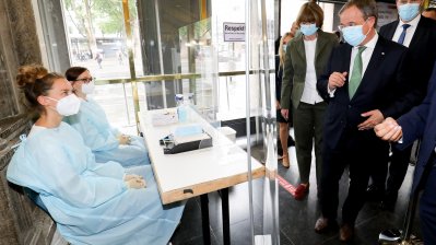 Ministerpräsident Armin Laschet informiert sich über die Arbeit des Gesundheitsamts Köln