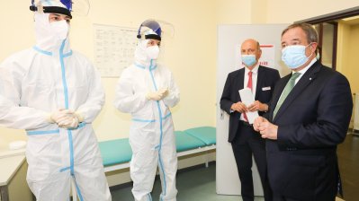 Ministerpräsident Armin Laschet informiert sich über die Arbeit des Gesundheitsamts Köln