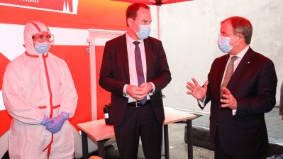 Ministerpräsident Armin Laschet informiert sich über die Arbeit des Gesundheitsamts Köln
