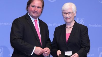 Minister der Finanzen, Lutz Lienenkämper, überreicht den Verdienstorden des Landes Nordrhein-Westfalen