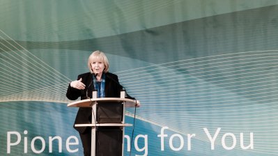 Ministerpräsidentin Hannelore Kraft hält bei der Belegschaftsversammlung der WILO SE ein Grußwort