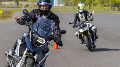 Innenminister Ralf Jäger beim Fahr- und Sicherheitstraining für Motorradfahrer