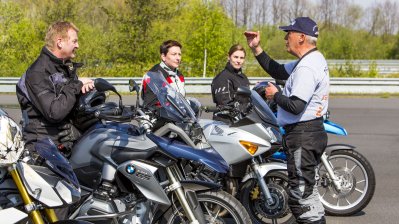 Innenminister Ralf Jäger beim Fahr- und Sicherheitstraining für Motorradfahrer