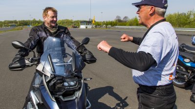 Innenminister Ralf Jäger beim Fahr- und Sicherheitstraining für Motorradfahrer