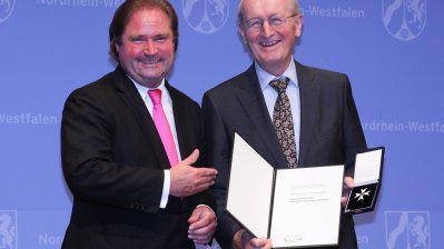 Minister der Finanzen, Lutz Lienenkämper, überreicht den Verdienstorden des Landes Nordrhein-Westfalen