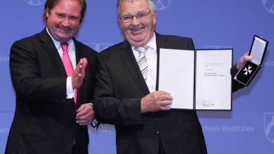 Minister der Finanzen, Lutz Lienenkämper, überreicht den Verdienstorden des Landes Nordrhein-Westfalen