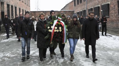 Schulministerin Löhrmann besucht Gedenkstätte Auschwitz