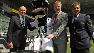 Minister Jäger und Jünter, dem Maskottchen von Borussia Mönchengladbach
