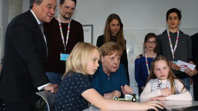 Ministerpräsident Armin Laschet und Bundeskanzlerin Angela Merkel besuchen die Junior-Uni in Wuppertal