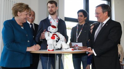 Ministerpräsident Armin Laschet und Bundeskanzlerin Angela Merkel besuchen die Junior-Uni in Wuppertal