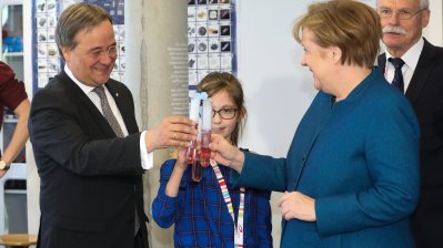 Ministerpräsident Armin Laschet und Bundeskanzlerin Angela Merkel besuchen die Junior-Uni in Wuppertal