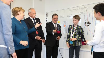 Ministerpräsident Armin Laschet und Bundeskanzlerin Angela Merkel besuchen die Junior-Uni in Wuppertal
