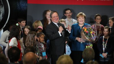 Ministerpräsident Armin Laschet und Bundeskanzlerin Angela Merkel besuchen die Junior-Uni in Wuppertal