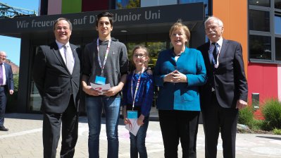Ministerpräsident Armin Laschet und Bundeskanzlerin Angela Merkel besuchen die Junior-Uni in Wuppertal