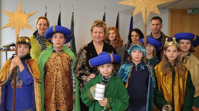 Stellvertretende Ministerpräsidentin Sylvia Löhrmann empfängt Sternsinger, 06.01.2012