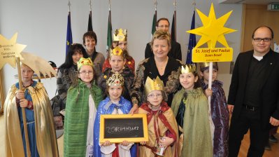 Stellvertretende Ministerpräsidentin Sylvia Löhrmann empfängt Sternsinger, 06.01.2012