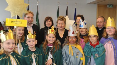 Stellvertretende Ministerpräsidentin Sylvia Löhrmann empfängt Sternsinger, 06.01.2012