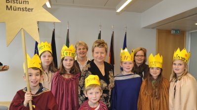 Stellvertretende Ministerpräsidentin Sylvia Löhrmann empfängt Sternsinger, 06.01.2012