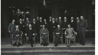Das Bild zeigt das erste Kabinett des ersten NRW-Ministerpräsidentin Amelunxen
