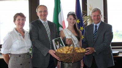 Besuch der Kartoffelkönigin im Umweltministerium