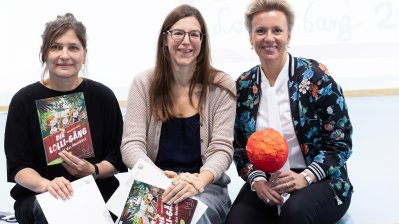 Die beiden Preisträgerinnen Susanne Göhlich und Charlotte Inden und Ministerin Ina Brandes (v.l.n.r.)