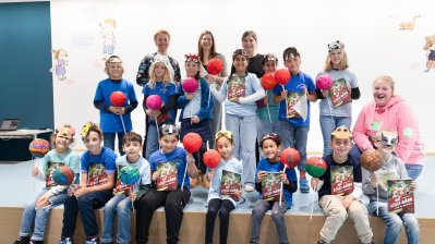 Die beiden Preisträgerinnen Susanne Göhlich und Charlotte Inden und Ministerin Ina Brandes zusammen mit Schülerinnen und Schülern der Katholischen Grundschule Uedding