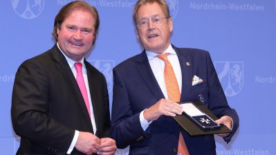 Minister der Finanzen, Lutz Lienenkämper, überreicht den Verdienstorden des Landes Nordrhein-Westfalen