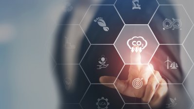 Ein Finger tippt auf ein CO2 Symbol mit Pfeilen runter