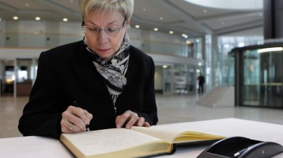 Landtagspräsidentin Carina Gödecke beim Eintrag in das Kondolenzbuch