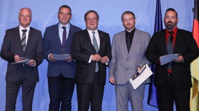 Rettungsmedaille des Landes Nordrhein-Westfalen an Polizeikommissare