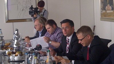Minister Kutschaty in der Staatskanzlei NRW beim Sommergespräch, 19.08.2013