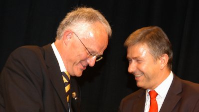Der frühere Ministerpräsident Dr. Jürgen Rüttgers schüttelt dem damaligen Regierenden Bürgermeister von Berlin, Klaus Wowereit, die Hand.