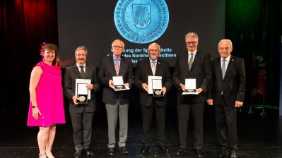 Staatssekretärin Andrea Milz überreicht Sportplakette des Landes Nordrhein-Westfalen