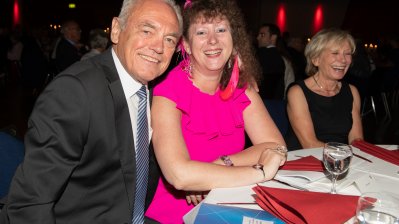 Staatssekretärin Andrea Milz überreicht Sportplakette des Landes Nordrhein-Westfalen