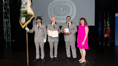 Staatssekretärin Andrea Milz überreicht Sportplakette des Landes Nordrhein-Westfalen