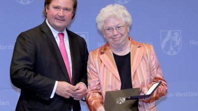 Minister der Finanzen, Lutz Lienenkämper, überreicht den Verdienstorden des Landes Nordrhein-Westfalen