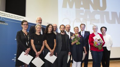 Gruppenfoto mit Minister Garrelt Duin und Preisträgerinnen und Preisträgern des Staatspreises
