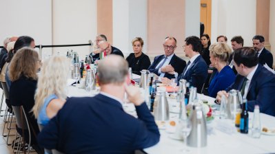 Austausch mit Wissenschaftlerinne und Wissenschaftlern