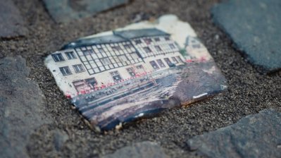 Eingelassener Gedenkstein mit einem Bild von der Altstadt