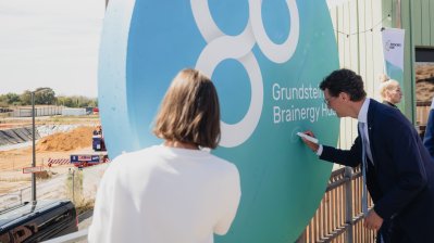 Der Ministerpräsident signiert das Projektbanner mit einem Filzmarker