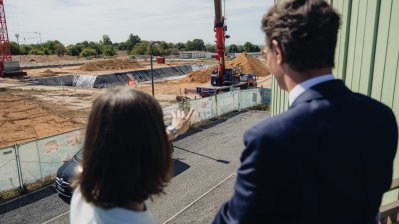 Der Ministerpräsident blickt auf die Baustelle