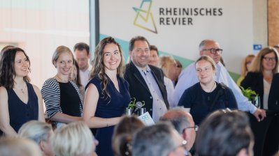 Teilnehmende Gäste in einer Podiumsdiskussion