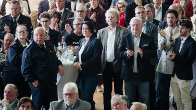 Applaudierendes, stehendes Publikum