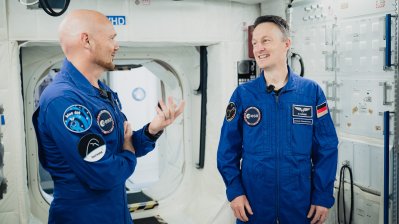 Zwei Astronauten unterhalten sich in einer Raumfahrtkapsel