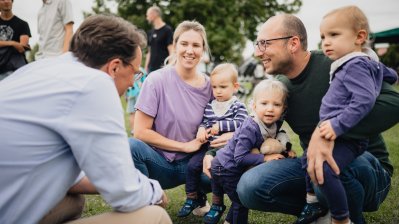 Ministerpräsident Wüst trifft Ehrenpatenkinder im Bubenheimer Spieleland in Nörvenich