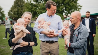 Ministerpräsident Wüst trifft Ehrenpatenkinder im Bubenheimer Spieleland in Nörvenich
