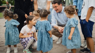 Ministerpräsident Wüst trifft Ehrenpatenkinder im Bubenheimer Spieleland in Nörvenich