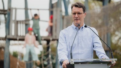 Ministerpräsident Wüst trifft Ehrenpatenkinder im Bubenheimer Spieleland in Nörvenich